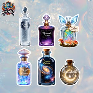 Könnte beinhalten: Eine Sammlung von Fantasy-Aufklebern mit Flaschen, die verschiedene Tränke darstellen. Die Etiketten tragen Namen wie "Winter's Breath" und "Cosmic Elixir". Die Aufkleber haben eine glänzende Oberfläche und eignen sich für verschiedene Oberflächen.