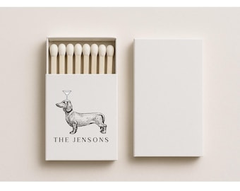 Puede incluir: Una caja de cerillas blanca con una ilustración en blanco y negro de un perro salchicha con una copa de Martini en la cabeza. El texto "THE JENSONS" está debajo. La caja está abierta, mostrando las cerillas.