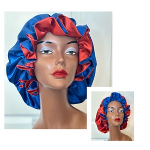 Peut inclure: Un bonnet en satin bleu et rouge avec des détails plissés. Le bonnet est porté sur la tête d'une personne.