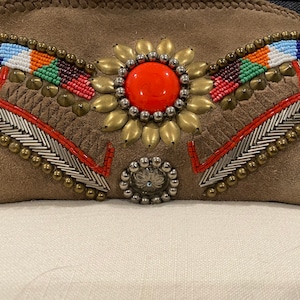 Bolso de mano de ante con cuentas