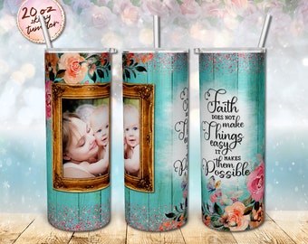 La fede non rende le cose facili, modelli di design a sublimazione per bicchiere magro da 20 once in legno di rosa rosa rustico con cornice singola Download digitale PNG.