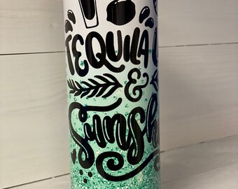 Vaso delgado de 20 oz con tequila, limón y sol.