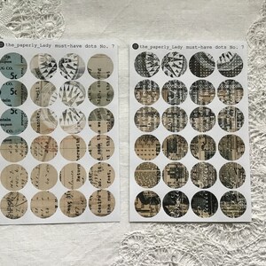 Könnte beinhalten: Zwei Bögen mit kreisförmigen Aufklebern mit Vintage-Papierdesigns. Die Aufkleber zeigen verschiedene Muster und Textfragmente in Beige-, Braun- und Grautönen. Der Text "the_paperly_Lady must-have dots No. 7" ist oben auf jedem Bogen aufgedruckt.