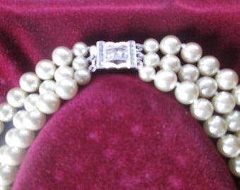 最終値下げ！未使用CrystalReptiles LEATHER JEWELS JBK Jackie Kennedy 3 Strand Faux Pearl Necklace With