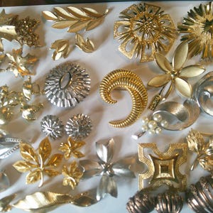 17pc Brooch LOT All Signed Trifari Lisner Monet More