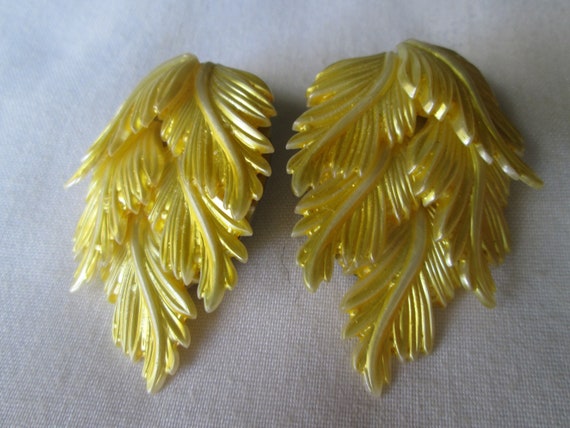 1940s Celluloid Molded Yellow Leaf Clip Earrings - image 1