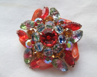 Broche de flor de esmalte arcoíris con cristales de imitación naranjas de la década de 1940