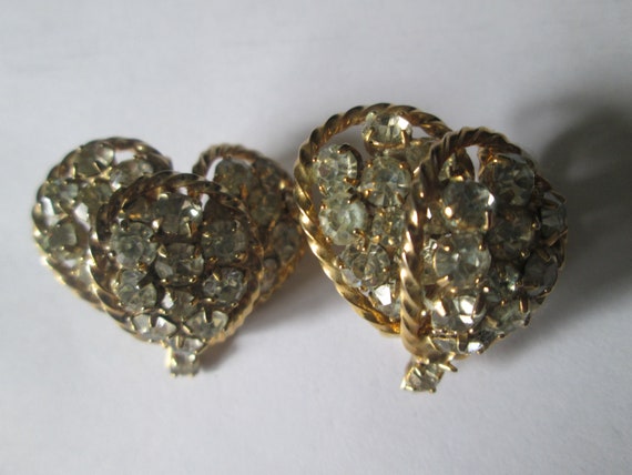 1950s Gold Tone Clear Rhinestone Heart Clip Earri… - image 1