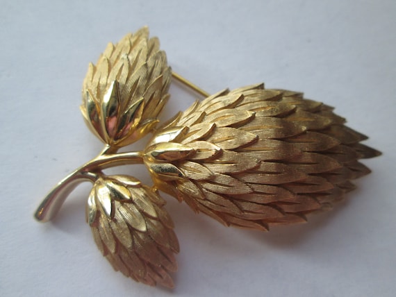 MINT Crown Trifari Flower Gold Tone Brooch - image 1
