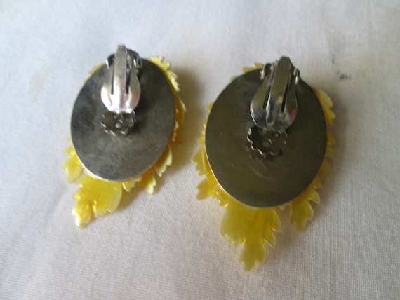 1940s Celluloid Molded Yellow Leaf Clip Earrings - image 2