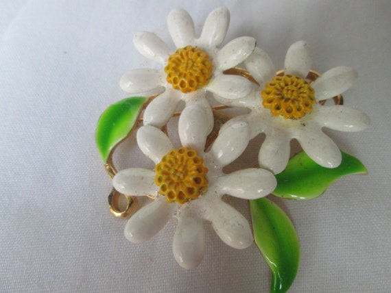 1960s Enamel Flower Brooch Daisy Gold Tone - image 1