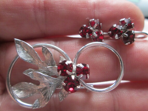 CC Sterling Leaf Modern Ruby Red Brooch Screw Bac… - image 1