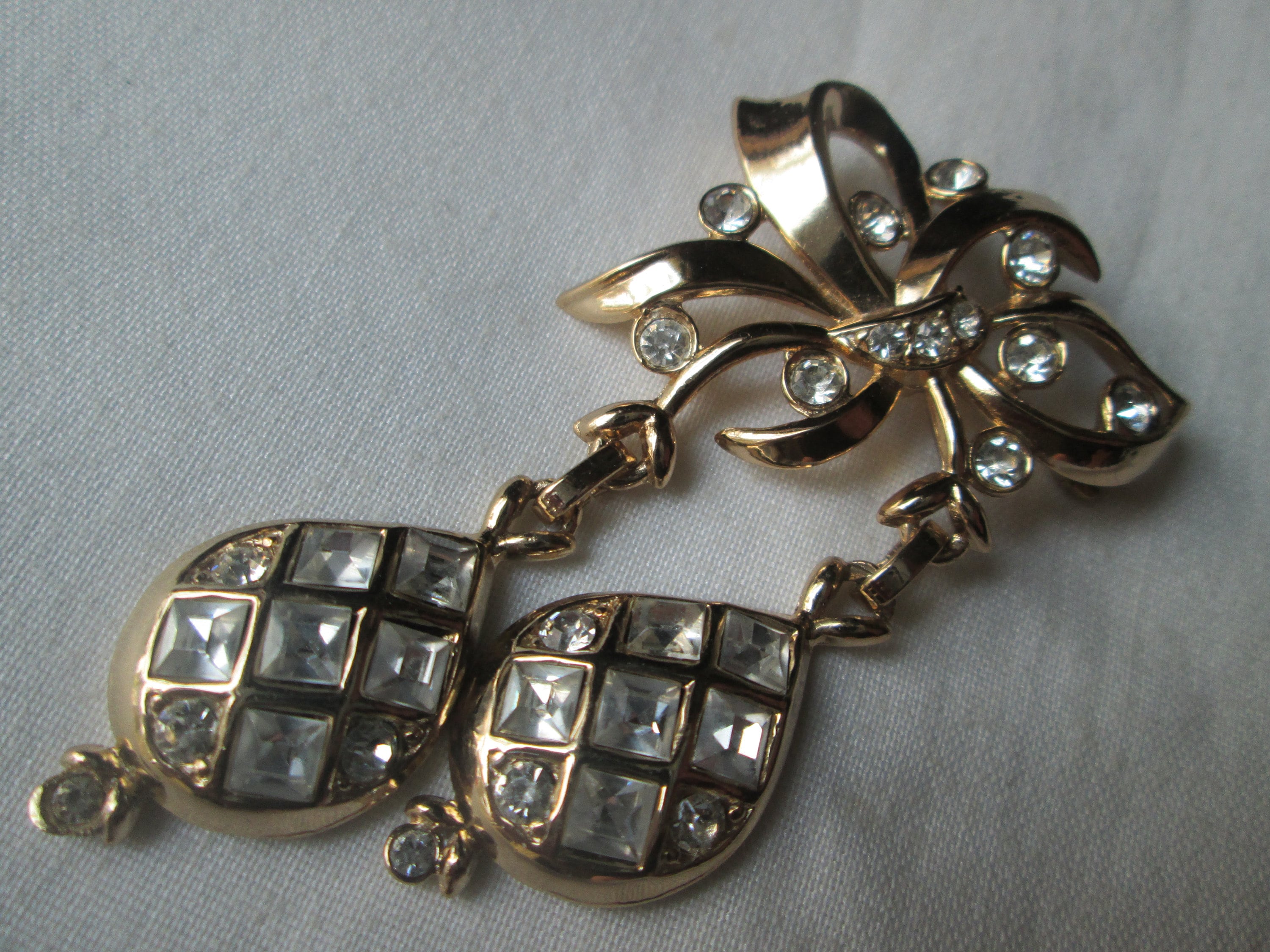 年末のプロモーション大特価！ 1950s Etsy - Brooch Dangle Bulb Rhinestone Ribbon Bow アクセサリー