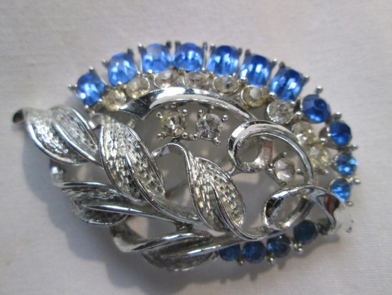 Signed Star 1950s Leaf Rhinestone Brooch - image 1