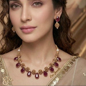 Puede incluir: Un juego de tres tazas de cerámica con un acabado moteado y mate. Las tazas son de color crema, gris claro y gris oscuro. Cada taza tiene un diseño simple y minimalista.