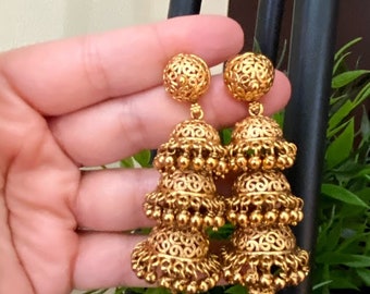 Brincos Jhumka Dourados: Brincos Indianos Pendentes com Pérolas