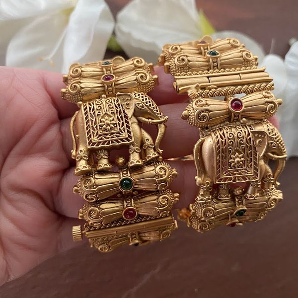 Brazaletes de oro/brazaletes indios/Kada de oro mate/brazaletes que se pueden abrir/joyería del templo/brazaletes kemp/pulsera de elefante/joyería del sur de la India/Amrapali