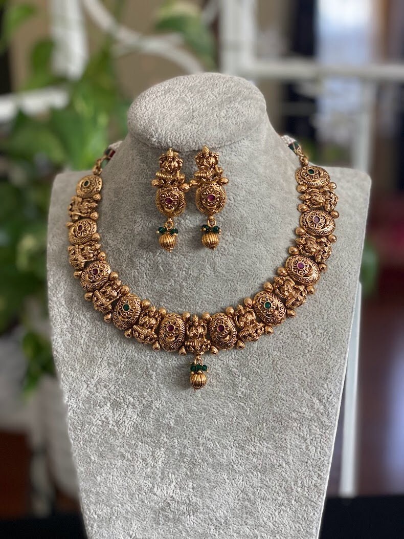 Matte Gold Choker Necklace temple 