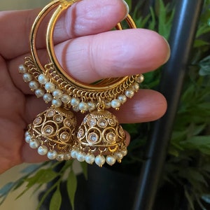 Perlenohrringe / indische Ohrringe / grüngoldene Creolen / Perlencreolen / antik goldene Jhumkis / Baalis / Punjabi Ohrringe / Pakistanische Ohrringe / Ruby Jhumki