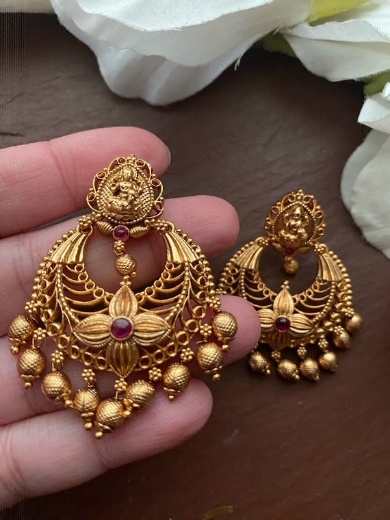 Amazon.com: I Jewels 18K Gold Plated Indian Wedding Bollywood With Stunning  Antique Finish Ethnic Kundan & Faux Big Pearl Chandbali Earrings for  Women/Girls (E2867FL) : Clothing, Shoes & Jewelry