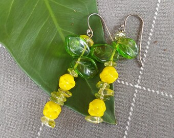 Pendientes de cuentas de vidrio verdes y amarillas - Ganchos de plata de ley