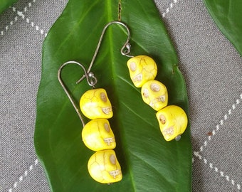 Pendientes de calavera tallada - Pendientes de plata de ley - Calaveras teñidas de amarillo - Tal como se encuentran en el mercado