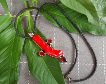 Collar con colgante de coral en plata de ley y cadena de cuero con cristales rojos