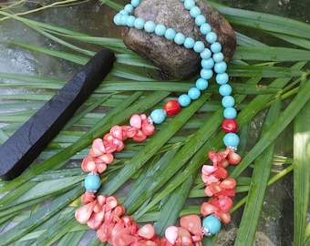 Collar llamativo de cuentas de howlita y coral - 71 cm de largo