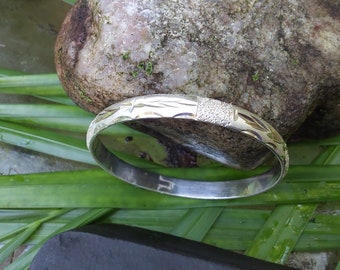 Brazalete de metal en tono plateado: joyería vintage divertida, bonito grabado, tal como se encontró en el mercado