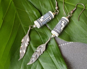 Pendientes de cuentas grises y blancas: colgantes de pluma plateada de 7,6 cm de largo