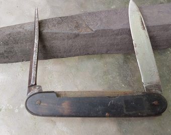 Cuchillo antiguo con mango de madera - Muy usado - Tal como se encontró en el mercado
