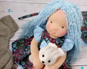Handgemachte Waldorfpuppe mit blauen Haaren - Natürliche Baumwolle & Wolle - Sammlerstück Erbstück Geschenk für Kind, Versandfertig
