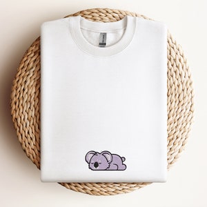 Suéter bordado con un lindo koala durmiendo - Más colores - Suéter con dibujos de animales - Animal divertido - Entrega gratuita - Más colores