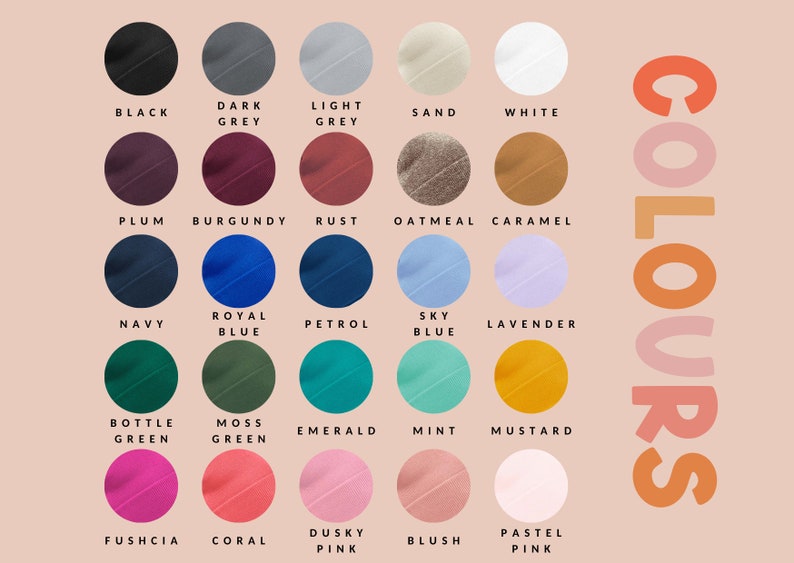 Op de afbeelding: Een kleurenkaart met stofstalen in een cirkelvorm. Kleuren zijn onder meer zwart, donkergrijs, lichtgrijs, zand, wit, pruim, bordeaux, roest, havermout, karamel, marineblauw, koningsblauw, petrol, hemelsblauw, lavendel, flessegroen, mosgroen, smaragd, munt, mosterd, fuchsia, koraal, donkerroze, blush en pastelroze.