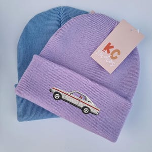 楽しいクラシックカーの刺繍ビーニー - 送料無料 - 豊富なカラー - 刺繍