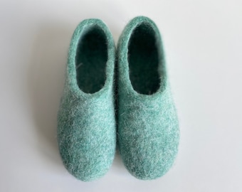Mintwollen kinderpantoffels: handgemaakte kinderslofjes