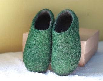 Chinelos de lã artesanais: tamancos de feltro verde-escuro, sapatos naturais unissex