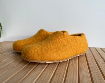 Handgefertigte Kinder Hausschuhe aus Wolle: Orange Filz Booties