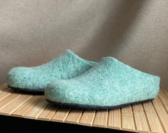 Tamancos de lã artesanais: chinelos de feltro verde menta