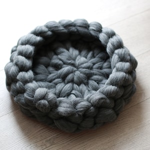 Wool pet bed / Pet furniture / Round / Chunky cat bed / Cat accessories / Knitted wool / super soft