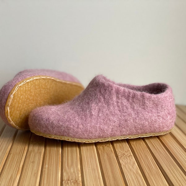 Różowe, ręcznie robione wełniane kapcie dla dzieci: filcowe buciki dla maluchów