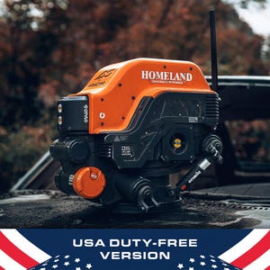 Puede incluir: Un dispositivo naranja y negro de "Homeland Construction Worker" con una antena negra. El dispositivo tiene el texto "HOMELAND CONSTRUCTION WORKER" en la parte superior. El dispositivo está sobre una superficie oscura.