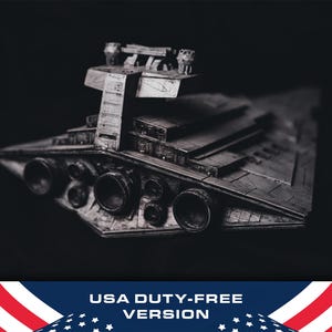 Puede incluir: Modelo detallado en escala de grises de una nave espacial Star Destroyer, con intrincados elementos de diseño. El modelo tiene múltiples boquillas de motor y una torre de mando prominente. La imagen incluye el texto "USA DUTY-FREE VERSION" en la parte inferior.