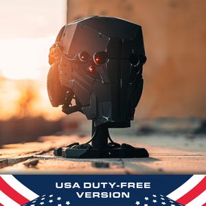 Könnte beinhalten: Ein schwarzer, futuristisch aussehender Helm mit roten Lichtern, montiert auf einem schwarzen Ständer. Der Helm hat ein komplexes, eckiges Design. Der Hintergrund ist verschwommen mit warmen Tönen, was auf einen Sonnenuntergang oder -aufgang hindeutet.