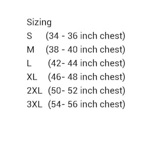 Op de afbeelding: Maattabel voor kleding met borstmetingen in inches. De maten omvatten S, M, L, XL, 2XL en 3XL.