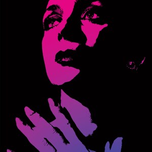 Op de afbeelding: Een zwart-wit grafisch ontwerp van een vrouwen gezicht met roze en paarse kleurovergang. De ogen van de vrouw kijken omhoog en haar mond staat lichtjes open. Het woord "SUPREME" is in blauwe en witte letters onderaan de afbeelding gedrukt.