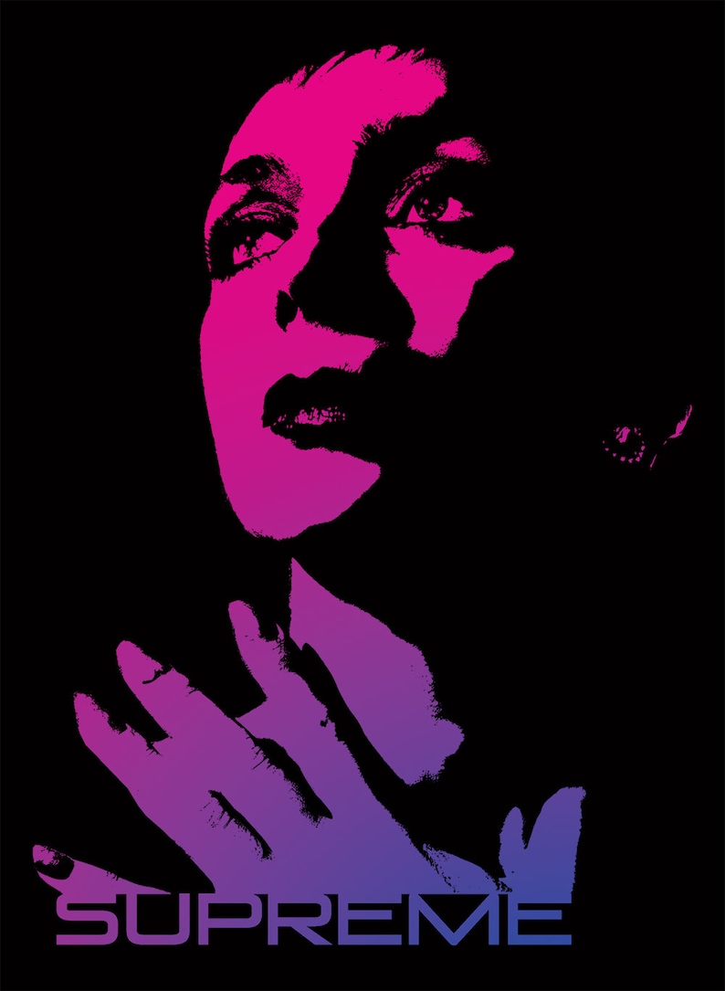 Op de afbeelding: Een zwart-wit grafisch ontwerp van een vrouwen gezicht met roze en paarse kleurovergang. De ogen van de vrouw kijken omhoog en haar mond staat lichtjes open. Het woord "SUPREME" is in blauwe en witte letters onderaan de afbeelding gedrukt.
