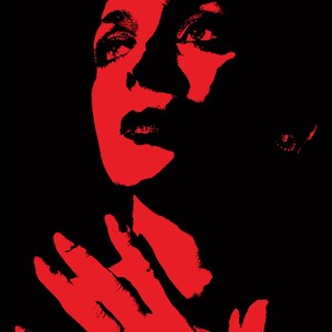 Op de afbeelding: Een rood silhouet van een vrouwengezicht met haar ogen omhoog gericht. Haar hand is opgeheven naar haar kin. Het woord "SUPREME" is in rood gedrukt onderaan de afbeelding.