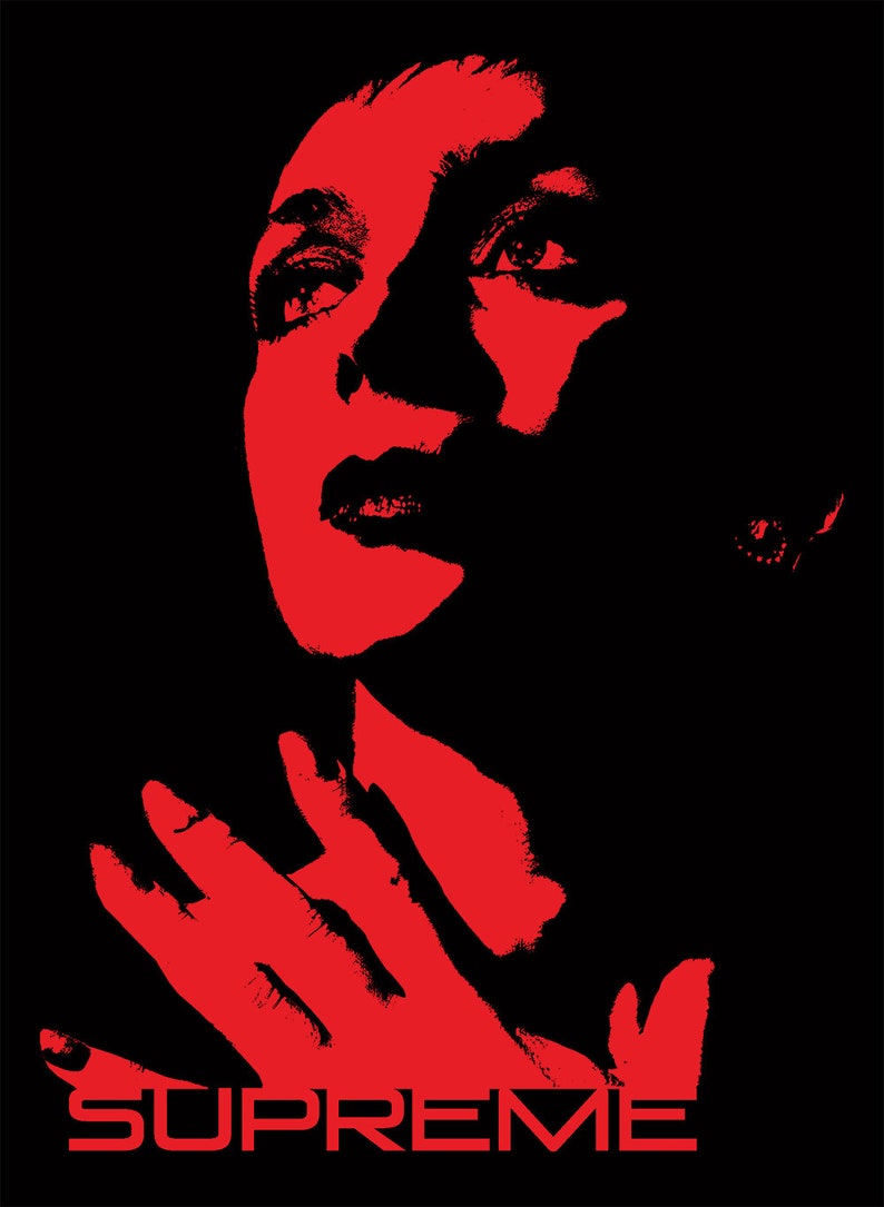 Op de afbeelding: Een rood silhouet van een vrouwengezicht met haar ogen omhoog gericht. Haar hand is opgeheven naar haar kin. Het woord "SUPREME" is in rood gedrukt onderaan de afbeelding.