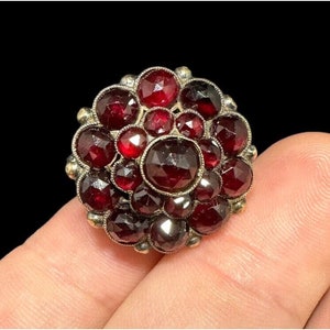 Anillo de granate bohemio antiguo, esterlina checa victoriana, tamaño 4, cúpula alta de tres filas